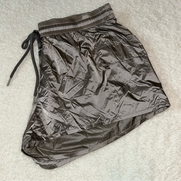 Aerie Offline Metallic Pocket Windbreaker Shorts Medium NWT - Picture 1 of 4